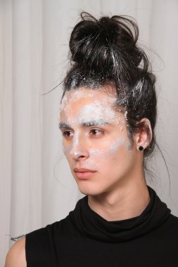 New york, ny-Şubat 07: manken elliott sahne arkasında hazır hale evan collection sonbahar kış 2013 07 Şubat 2013 yılında nyc üzerinde mercedes-benz moda haftası için.