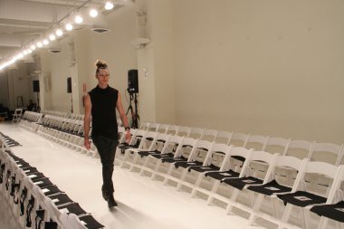 New york, ny-Şubat 07: genel moda provadan önce elliott'ın ortak performansını evan collection sonbahar kış 2013 07 Şubat 2013 yılında nyc üzerinde mercedes-benz moda haftası için