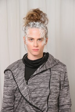 New york, ny-Şubat 07: manken elliott sahne arkasında hazır hale evan collection sonbahar kış 2013 07 Şubat 2013 yılında nyc üzerinde mercedes-benz moda haftası için.