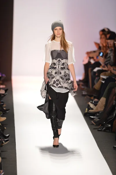 뉴욕, 뉴욕-2 월 7: 모델 bcbg max azria 컬렉션이 겨울 2013 2013 년 2 월 7 일 뉴욕에서에 메르세데스-벤츠 패션 위 크 동안에 활주로 걷고. — 스톡 사진