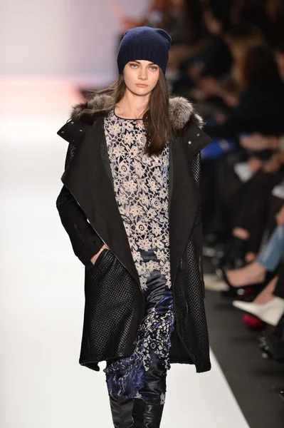 New york, ny-Şubat 07: bcbg max azria collection sonbahar kış 2013 mercedes-benz moda haftası üzerinde 07 Şubat 2013 yılında nyc için pist model yürür.