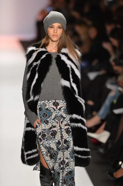 New york, ny-Şubat 07: bcbg max azria collection sonbahar kış 2013 mercedes-benz moda haftası üzerinde 07 Şubat 2013 yılında nyc için pist model yürür.