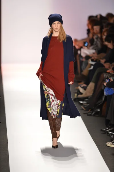 NEW YORK, NY- FEBRUARY 07: A model walks the runway at the BCBG Max Azria Collection for Fall Winter 2013 during Mercedes-Benz Fashion Week on February 07, 2013 in NYC. — Stock Photo, Image