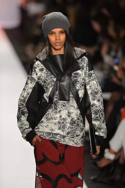 New york, ny-07 februari: een model leidt de landingsbaan op de bcbg max azria collectie voor herfst winter 2013 tijdens de mercedes-benz fashionweek op 07 februari 2013 in nyc. — Stockfoto