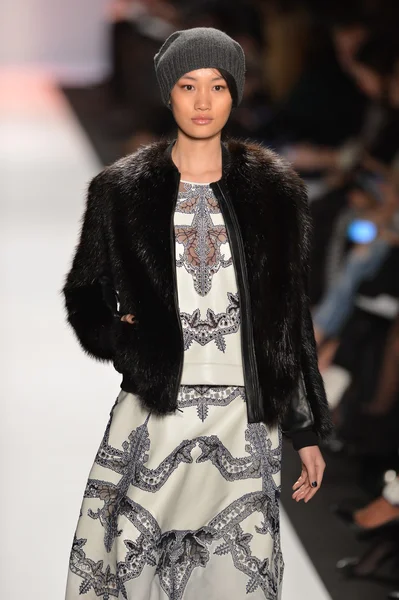 New york, ny-Şubat 07: bcbg max azria collection sonbahar kış 2013 mercedes-benz moda haftası üzerinde 07 Şubat 2013 yılında nyc için pist model yürür.