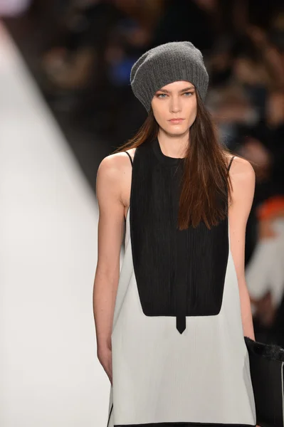 NUEVA YORK, NY- 07 DE FEBRERO: Una modelo camina por la pasarela de la Colección BCBG Max Azria para el Otoño Invierno 2013 durante la Semana de la Moda Mercedes-Benz el 07 de febrero de 2013 en Nueva York . — Foto de Stock