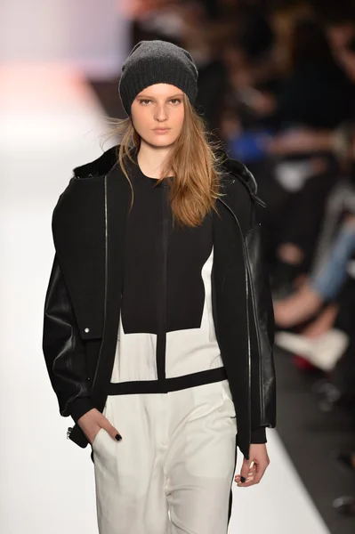 NUEVA YORK, NY- 07 DE FEBRERO: Una modelo camina por la pasarela de la Colección BCBG Max Azria para el Otoño Invierno 2013 durante la Semana de la Moda Mercedes-Benz el 07 de febrero de 2013 en Nueva York . — Foto de Stock