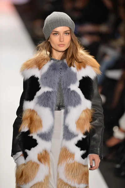 New york, ny-Şubat 07: bcbg max azria collection sonbahar kış 2013 mercedes-benz moda haftası üzerinde 07 Şubat 2013 yılında nyc için pist model yürür.