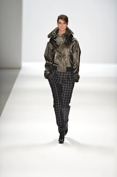 NEW YORK, NY- FEBBRAIO 07: Una modella percorre la pista della Richard Chai Love Stage Collection per l'autunno inverno 2013 durante la Mercedes-Benz Fashion Week del 07 febbraio 2013 a New York . — Foto Stock
