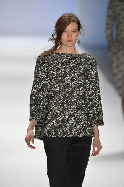 NUEVA YORK, NY- 07 DE FEBRERO: Una modelo camina por la pasarela de la Colección Tadashi Shoji para el Otoño Invierno 2013 durante la Semana de la Moda Mercedes-Benz el 07 de febrero de 2013 en Nueva York . —  Fotos de Stock