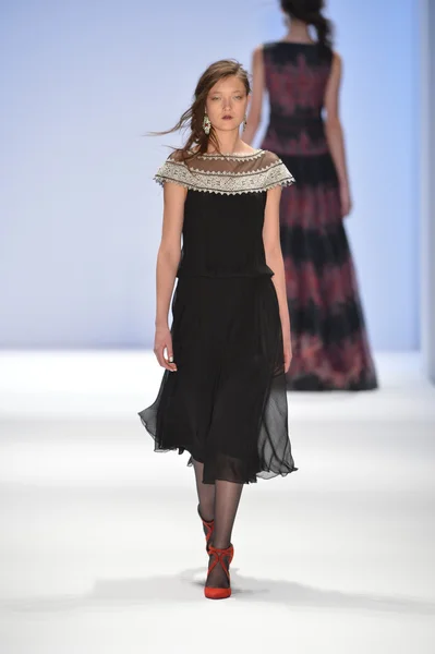 New york, ny-07 februari: een model leidt de landingsbaan op tadashi shoji collectie voor herfst winter 2013 tijdens de mercedes-benz fashionweek op 07 februari 2013 in nyc. — Stockfoto