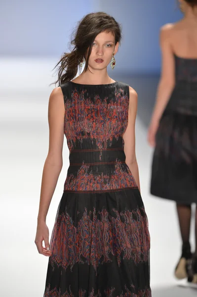 NUEVA YORK, NY- 07 DE FEBRERO: Una modelo camina por la pasarela de la Colección Tadashi Shoji para el Otoño Invierno 2013 durante la Semana de la Moda Mercedes-Benz el 07 de febrero de 2013 en Nueva York . —  Fotos de Stock