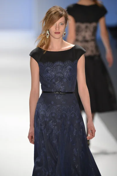 NEW YORK, NY- FEBBRAIO 07: Una modella percorre la pista della collezione Tadashi Shoji per l'autunno inverno 2013 durante la Mercedes-Benz Fashion Week del 07 febbraio 2013 a New York . — Foto Stock