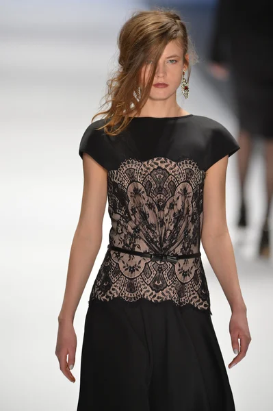 NUEVA YORK, NY- 07 DE FEBRERO: Una modelo camina por la pasarela de la Colección Tadashi Shoji para el Otoño Invierno 2013 durante la Semana de la Moda Mercedes-Benz el 07 de febrero de 2013 en Nueva York . — Foto de Stock