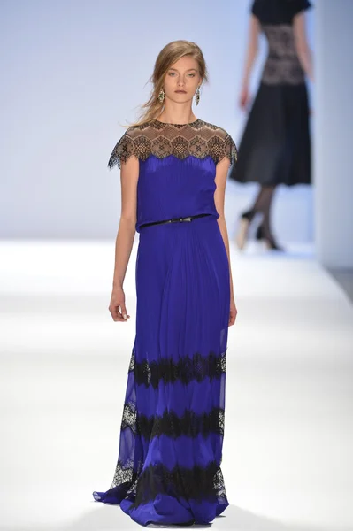 New york, ny-07 februari: een model leidt de landingsbaan op tadashi shoji collectie voor herfst winter 2013 tijdens de mercedes-benz fashionweek op 07 februari 2013 in nyc. — Stockfoto