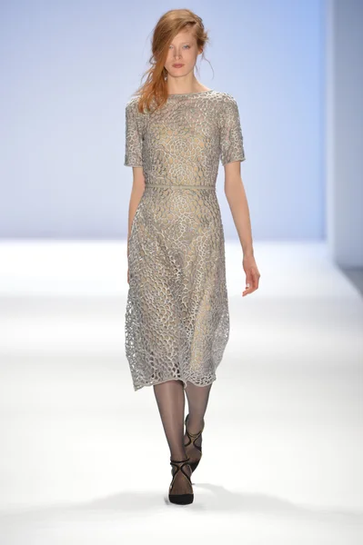 New york, ny-07 februari: een model leidt de landingsbaan op tadashi shoji collectie voor herfst winter 2013 tijdens de mercedes-benz fashionweek op 07 februari 2013 in nyc. — Stockfoto