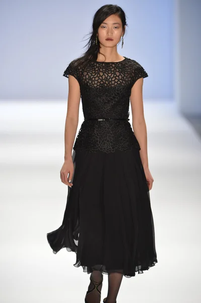 NUEVA YORK, NY- 07 DE FEBRERO: Una modelo camina por la pasarela de la Colección Tadashi Shoji para el Otoño Invierno 2013 durante la Semana de la Moda Mercedes-Benz el 07 de febrero de 2013 en Nueva York . —  Fotos de Stock