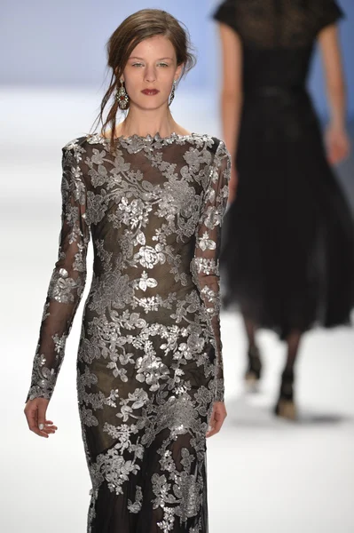 NUEVA YORK, NY- 07 DE FEBRERO: Una modelo camina por la pasarela de la Colección Tadashi Shoji para el Otoño Invierno 2013 durante la Semana de la Moda Mercedes-Benz el 07 de febrero de 2013 en Nueva York . —  Fotos de Stock