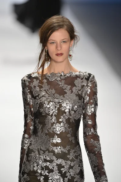 New york, ny-Şubat 07: manken tadashi shoji collection sonbahar kış 2013 mercedes-benz moda haftası üzerinde 07 Şubat 2013 yılında nyc için pist yürür.