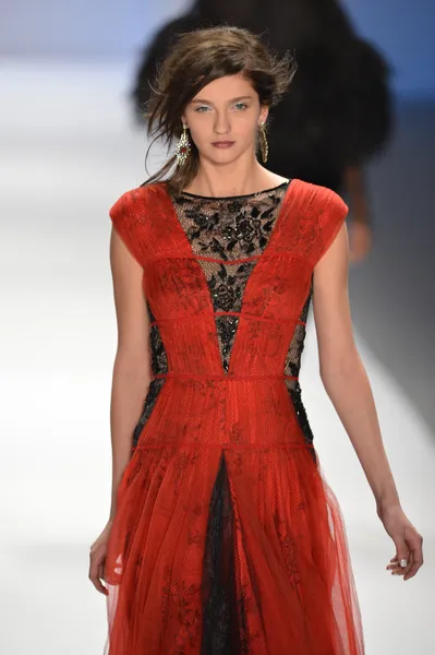 NUEVA YORK, NY- 07 DE FEBRERO: Una modelo camina por la pasarela de la Colección Tadashi Shoji para el Otoño Invierno 2013 durante la Semana de la Moda Mercedes-Benz el 07 de febrero de 2013 en Nueva York . — Foto de Stock