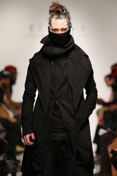 ニューヨーク、ニューヨーク-2 月 7 日: モデルはエリオットの滑走路を歩く秋冬 2013年 2013 年 2 月 7 日ニューヨークでのメルセデス ・ ベンツ ・ ファッション ・ ウィーク中は決して永遠にエヴァン ・ コレクション — ストック写真