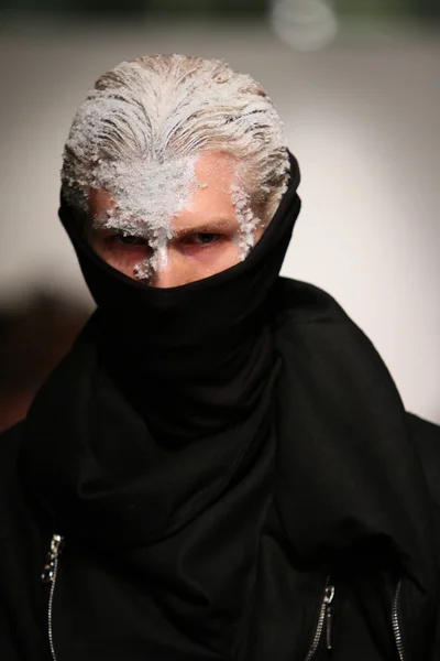 New York-i, ny-február 07: a modell sétál a kifutópályán a elliott evan gyűjtemény soha örökké őszi téli 2013 mercedes-benz FashionWeek, a február 07, 2013-ban nyc — Stock Fotó