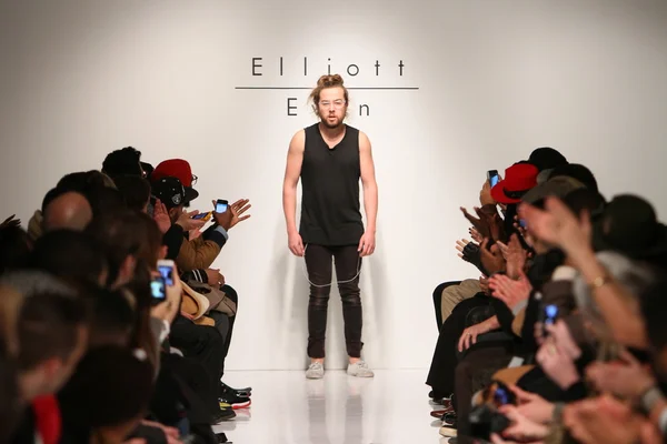 NEW YORK, NY- FEBBRAIO 07: Il designer Elliott Evan percorre la pista della Collection Never Forever per l'autunno inverno 2013 durante la Mercedes-Benz Fashion Week del 07 febbraio 2013 a New York . — Foto Stock