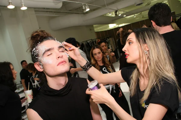 Maquiagem artista aplicando maquiagem para os bastidores modelo na coleção Elliott Evan para Outono Inverno 2013 durante Mercedes-Benz Fashion Week em fevereiro 07, 2013 em NYC . — Fotografia de Stock