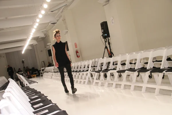 뉴욕, 뉴욕-2 월 7: 엘리엇의 공연 전에 리허설 일반 패션이 겨울 2013 2013 년 2 월 7 일 뉴욕에서에 메르세데스-벤츠 패션 위 크 동안에 반 컬렉션 — 스톡 사진