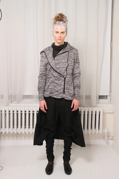 뉴욕, 뉴욕-2 월 7: 모델 되 면 준비 무대는 엘리엇에가 겨울 2013 2013 년 2 월 7 일 뉴욕에서에 메르세데스-벤츠 패션 위 크 동안에 반 컬렉션. — 스톡 사진