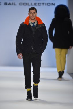 New york, ny - Şubat 08: manken nautica pist 2013 moda show mercedes-benz moda haftası sırasında 8 Şubat'ta, 2013 nyc sonbahar kış yürür.