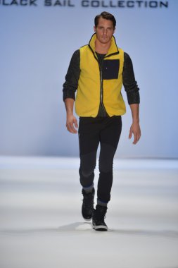 New york, ny - Şubat 08: manken nautica pist 2013 moda show mercedes-benz moda haftası sırasında 8 Şubat'ta, 2013 nyc sonbahar kış yürür.