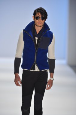 New york, ny - Şubat 08: manken nautica pist 2013 moda show mercedes-benz moda haftası sırasında 8 Şubat'ta, 2013 nyc sonbahar kış yürür.