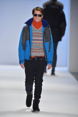New york, ny - Şubat 08: manken nautica pist 2013 moda show mercedes-benz moda haftası sırasında 8 Şubat'ta, 2013 nyc sonbahar kış yürür.