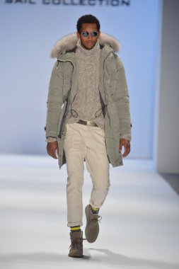 New york, ny - Şubat 08: manken nautica pist 2013 moda show mercedes-benz moda haftası sırasında 8 Şubat'ta, 2013 nyc sonbahar kış yürür.