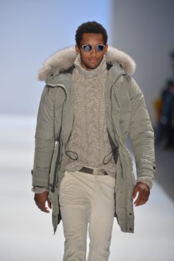 New york, ny - Şubat 08: manken nautica pist 2013 moda show mercedes-benz moda haftası sırasında 8 Şubat'ta, 2013 nyc sonbahar kış yürür.