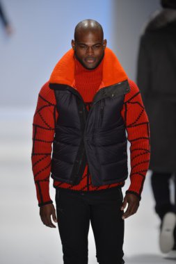 New york, ny - Şubat 08: manken nautica pist 2013 moda show mercedes-benz moda haftası sırasında 8 Şubat'ta, 2013 nyc sonbahar kış yürür.