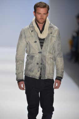 New york, ny - Şubat 08: manken nautica pist 2013 moda show mercedes-benz moda haftası sırasında 8 Şubat'ta, 2013 nyc sonbahar kış yürür.