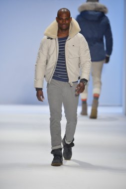 New york, ny - Şubat 08: manken nautica pist 2013 moda show mercedes-benz moda haftası sırasında 8 Şubat'ta, 2013 nyc sonbahar kış yürür.