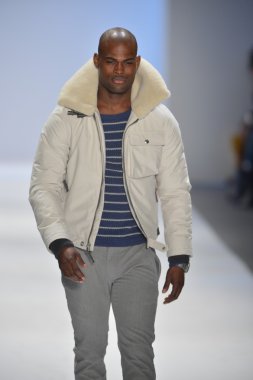 New york, ny - Şubat 08: manken nautica pist 2013 moda show mercedes-benz moda haftası sırasında 8 Şubat'ta, 2013 nyc sonbahar kış yürür.