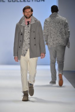 New york, ny - Şubat 08: manken nautica pist 2013 moda show mercedes-benz moda haftası sırasında 8 Şubat'ta, 2013 nyc sonbahar kış yürür.