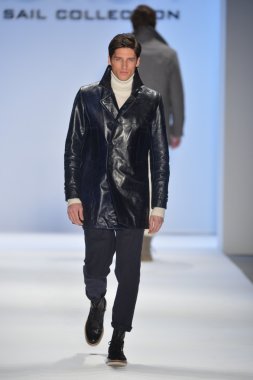 New york, ny - Şubat 08: manken nautica pist 2013 moda show mercedes-benz moda haftası sırasında 8 Şubat'ta, 2013 nyc sonbahar kış yürür.