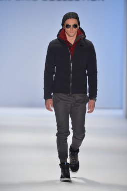 New york, ny - Şubat 08: manken nautica pist 2013 moda show mercedes-benz moda haftası sırasında 8 Şubat'ta, 2013 nyc sonbahar kış yürür.