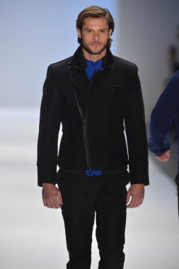 New york, ny - Şubat 08: manken nautica pist 2013 moda show mercedes-benz moda haftası sırasında 8 Şubat'ta, 2013 nyc sonbahar kış yürür..