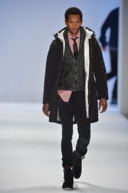 New york, ny - Şubat 08: manken nautica pist 2013 moda show mercedes-benz moda haftası sırasında 8 Şubat'ta, 2013 nyc sonbahar kış yürür..