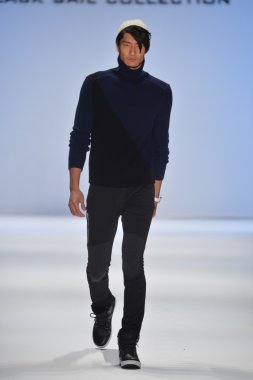 New york, ny - Şubat 08: manken nautica pist 2013 moda show mercedes-benz moda haftası sırasında 8 Şubat'ta, 2013 nyc sonbahar kış yürür..