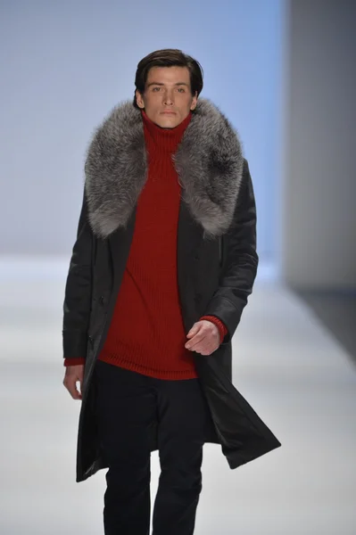 New york, ny - februari 08: en modell går banan vid nautica höst vinter 2013 modevisning under mercedes-benz fashion week den 8 februari 2013, nyc — Stockfoto