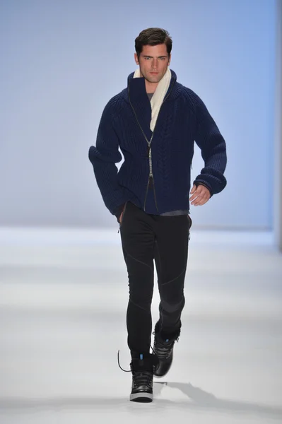 NUEVA YORK, NY - 08 DE FEBRERO: Una modelo camina por la pasarela en el desfile de moda Nautica Otoño Invierno 2013 durante la Semana de la Moda Mercedes-Benz el 8 de febrero de 2013, NYC — Foto de Stock