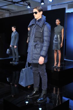 New york, ny - Şubat 08: manken nautica pist 2013 moda show mercedes-benz moda haftası sırasında 8 Şubat'ta, 2013 nyc sonbahar kış yürür.