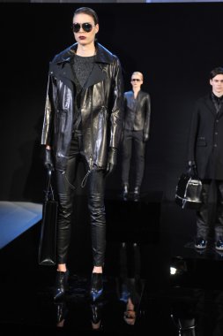 New york - Şubat 09: model poz porsche collection sonbahar kış 2013 tarihinde 9 Şubat 2013 mercedes-benz moda haftası nyc için statik tanıtımı